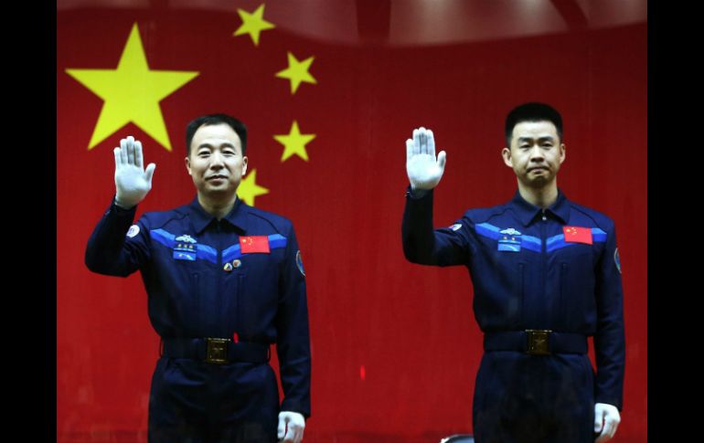 Jing Haipeng, un veterano que viajó a bordo de las misiones de 2008 y 2012, y el debutante Chen Dong son quienes tripularán la nave. EFE / H. Young