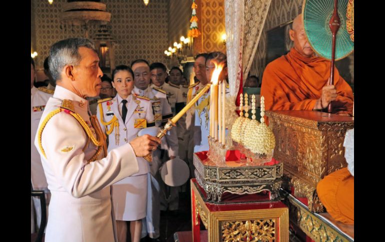 El principe Vajiralongkorn rinde honores funerarios a su padre. EFE / ROYAL HOUSEHOLD BUREAU