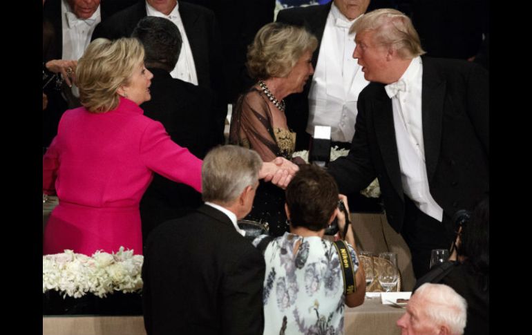 En una sola ocasión, cuando terminó su discurso Clinton, ambos candidatos presidenciales se saludaron dándose la mano. AP / E. Vucci