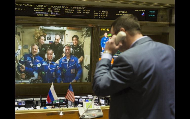 El astronauta estadounidense Shane Kimbrough y los cosmonautas rusos Sergey Ryzhikov y Andrey Borisenko arribaron a la EEI. EFE / J. Kowsky