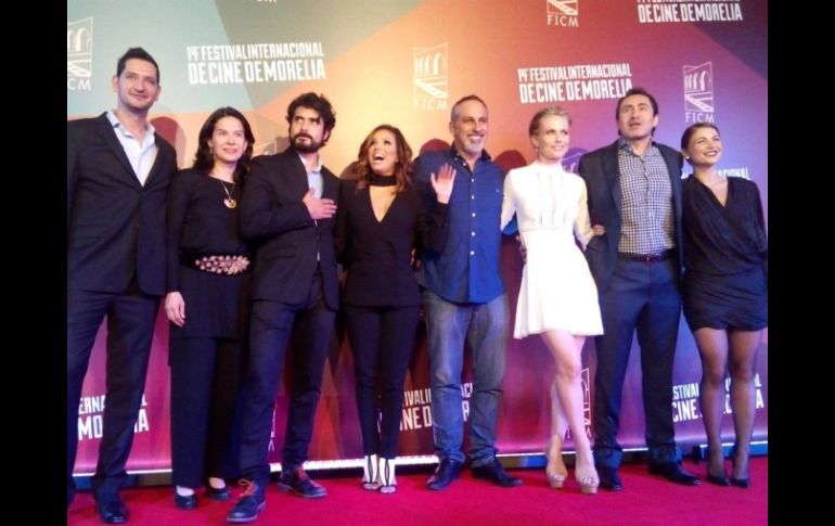 En la imagen aparece Demián junto al elenco que participa en 'Un cuento de circo & a love song', su ópera prima como director. TWITTER / @FICM