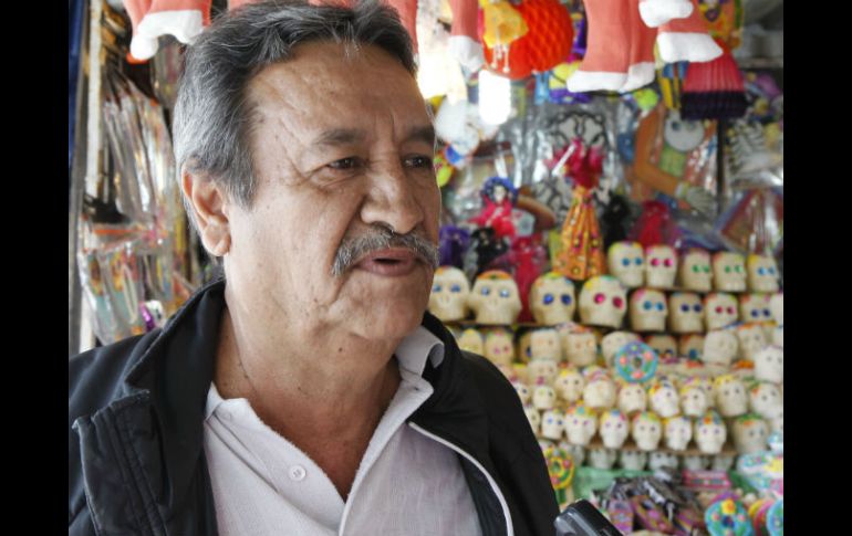 En busca de adornos. José Luis Silva Armas, visitante asiduo en la Feria del Cartón. EL INFORMADOR / A. Camacho