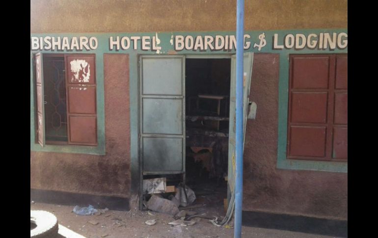 Imagen del hostal Bishaaro, en cuya entrada se aprecian los daños ocasionados por varios explosivos. EFE / STR