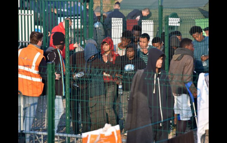 Según asociaciones humanitarias, hay unos dos mil inmigrantes que no quieren dejar el campamento. AFP / P. Huguen