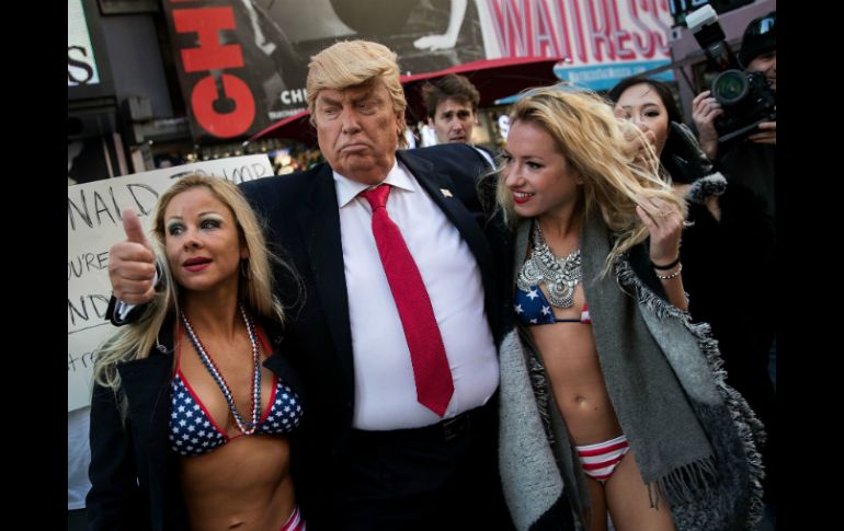 El falso Trump multiplicaba las poses sugestivas, con la complicidad de las chicas. AFP / D. Angerer