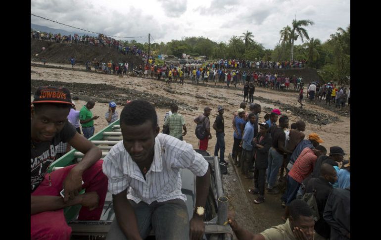 La multitud se avalanchó hacia el buque colombiano que descargó la ayuda humanitaria en el muelle. AP / D. Chery