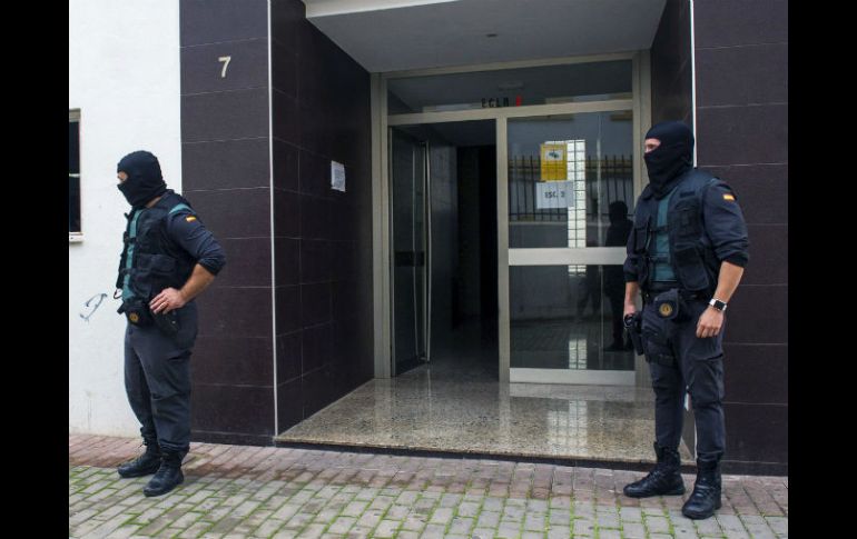La policía registra la casa del sujeto en espera de localizar material informático y detectar vinculaciones con otros yihadistas. EFE / S. Cañizares