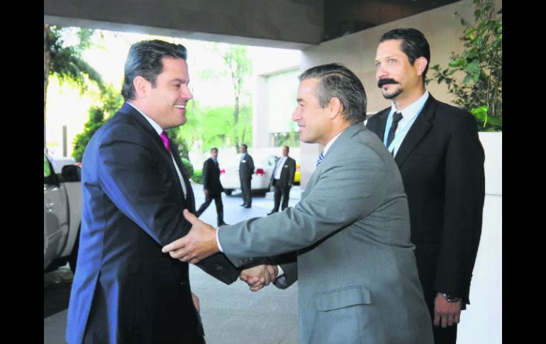 Aristóteles Sandoval saluda a José Moscoso durante el evento Promoción de la Eficiencia y Transparencia en las Contrataciones Públicas. ESPECIAL /