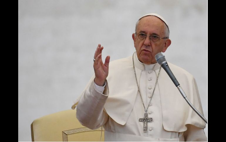 Cuestiones económicas es lo que fortalece actitudes de cerrazón y de no acogida, dice el Papa Francisco. AFP / G. Bouys