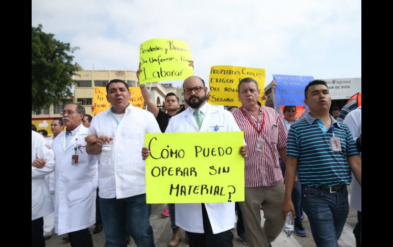 Trabajadores del Hospital Civil han demandado, entre otras cosas, el pago a jubilados y pensionados e insumos para poder trabajar. EL INFORMADOR / ARCHIVO