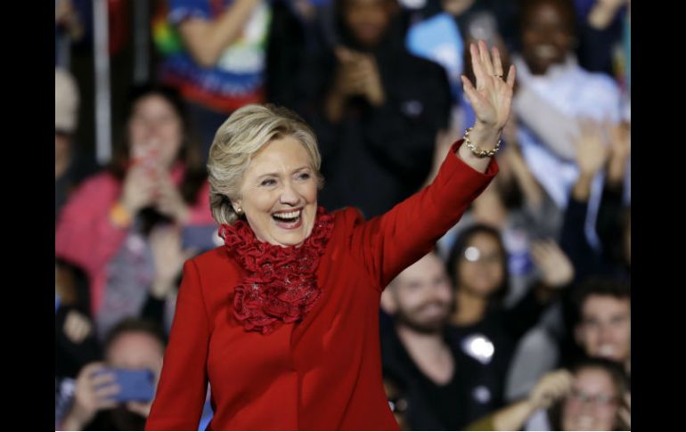 Las encuestas reportan antes de que el FBI investigara nuevos correos electrónicos de Clinton. AP / M. Rourke