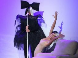 DeGeneres apareció en el escenario con un vestido negro y el rostro cubierto y Klum la acompañó con los movimientos estilo de Ziegler. INSTAGRAM / theellenshow