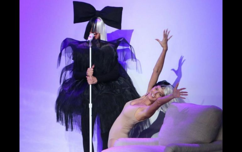 DeGeneres apareció en el escenario con un vestido negro y el rostro cubierto y Klum la acompañó con los movimientos estilo de Ziegler. INSTAGRAM / theellenshow