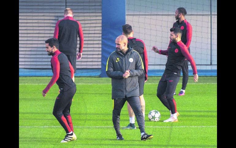 Pep Guardiola da instrucciones a sus jugadores durante el entrenamiento del equipo en el City Football Academy en Manchester. EFE /