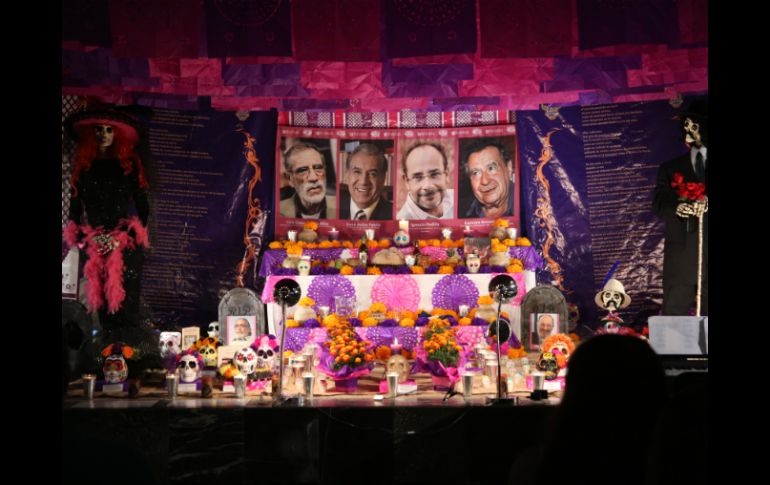 La Biblioteca Iberoamericana 'Octavio Paz' rindió tributo al día de muertos con un altar lleno de flores. EL INFORMADOR / G. Gallo