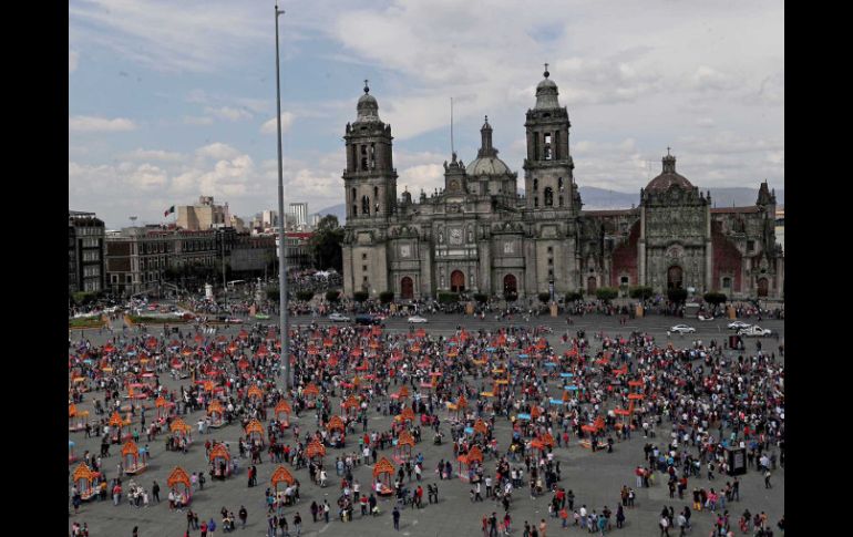 En el Zócalo capitalino se repartieron gratuitamente alrededor de 55 mil piezas de pan de muerto entre el martes y el miércoles. SUN / ARCHIVO