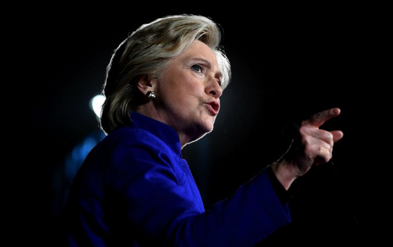 La publicación reconoce la experiencia de Clinton, su temperamento y su historial de servicio público. AFP / J. Samad