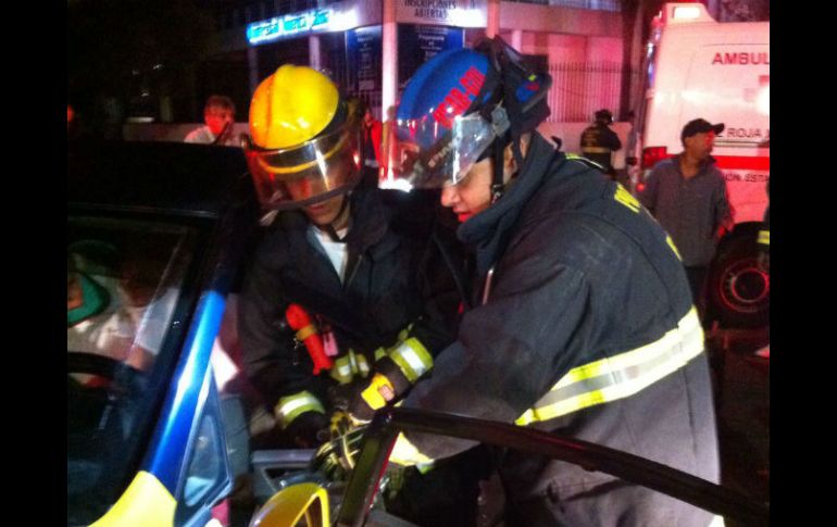 E único lesionado fue el chofer del vehículo de alquiler, de unos 55 años de edad y a quien los bomberos rescataron. EL INFORMADOR / Bomberos de Guadalajara