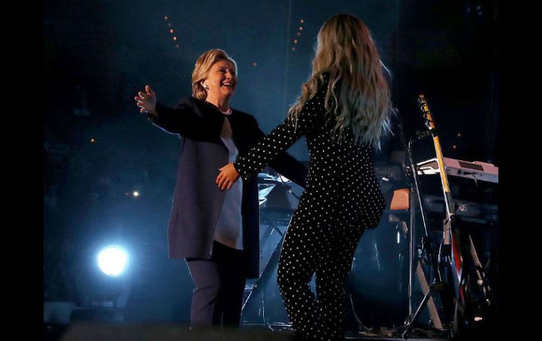 Incluso Beyoncé dejó de lado los mini vestidos y utilizó un 'pantsuit' en un mitin de Clinton el viernes pasado. FACEBOOK / @nationalansuitday