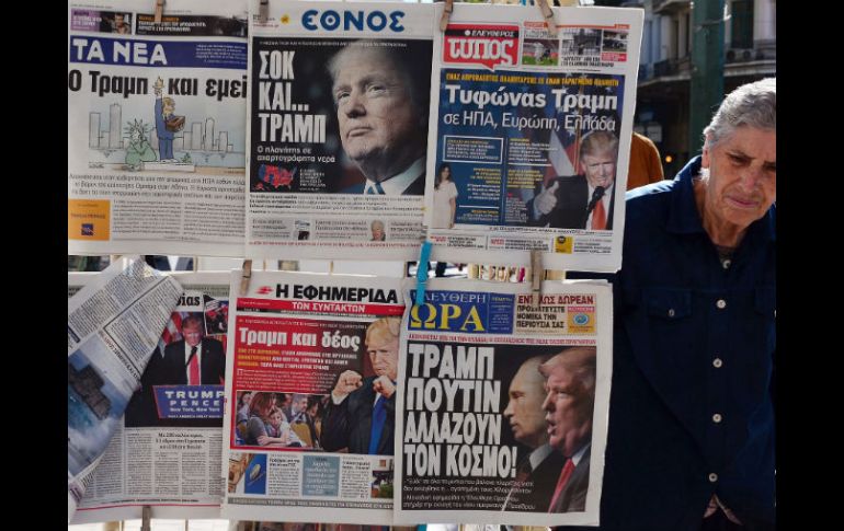 Diarios de todo el mundo le dedicaron sus páginas a las elecciones estadounidenses y sus resultados. AFP / L. Gouliamaki
