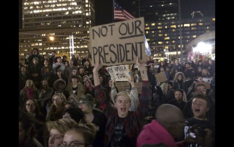 'No es nuestro presidente', rezan las protestas en Los Ángeles y Washington. AP / L. Fox