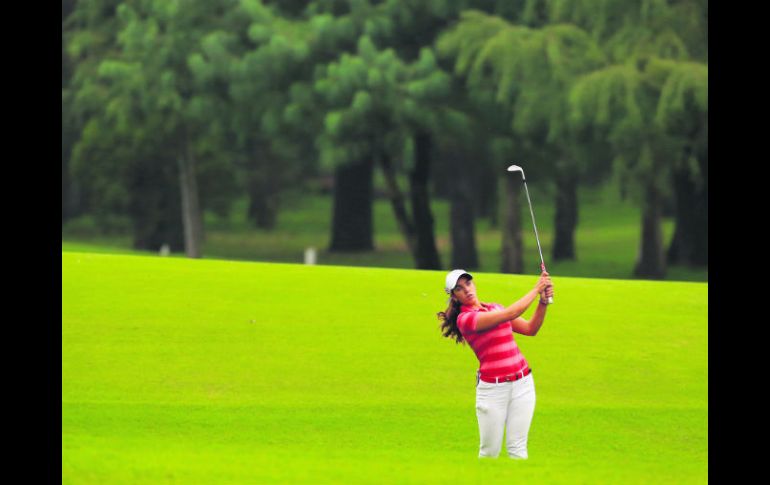 María Fassi durante el recorrido en el hoyo nueve de ayer en el Lorena Ochoa Invitational desarrollado en el Club de Golf México. AP /