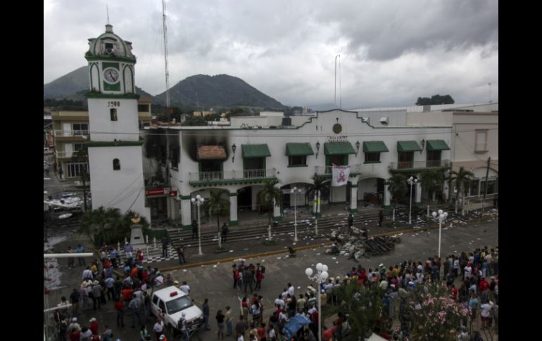 Se registraron varias protestas y habitantes prendieron fuego a la alcaldía de Catemaco. AP / F. Márquez