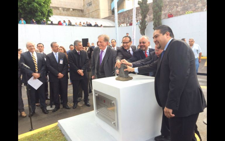 El secretario de Salud federal, José Narro Robles, estuvo presente en la colocación de la primera piedra. TWITTER / @saludjalisco