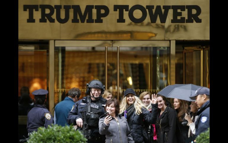 Una empresa neoyorquina ha retirado la leyenda ' Trump Place' de su frente, busca abstenerse de ser relacionada con el apellido. AP / K. Willens