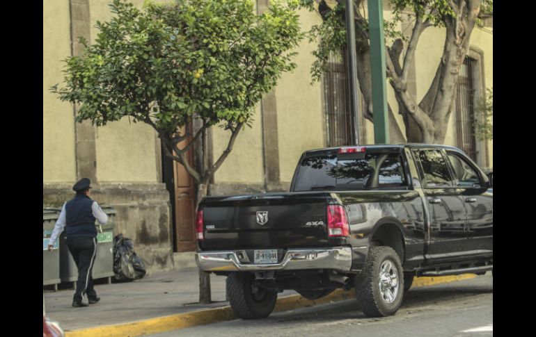 Una camioneta que trascendió es propiedad de un magistrado se estacionó por 45 minutos sobre una línea amarilla en Venustiano Carranza. EL INFORMADOR / F. Atilano