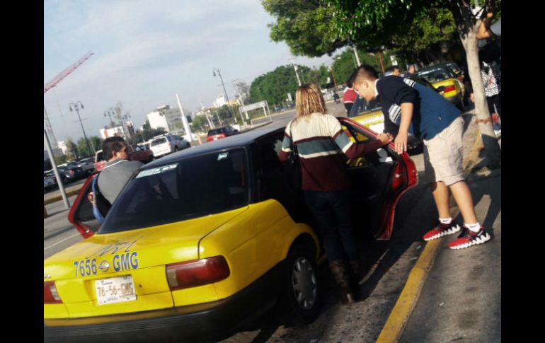 Taxistas que operan frente a Plaza Patria ofrecen traslado a Andares por 10 pesos. EL INFORMADOR / E. Barrera
