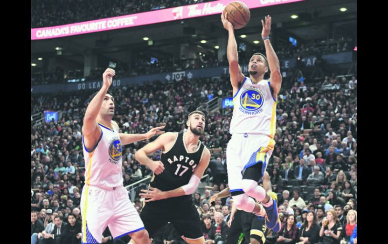 En forma. Stephen Curry aportó 35 puntos en la victoria de los Warriors sobre los Raptors, en Toronto. AP / F. Gunn
