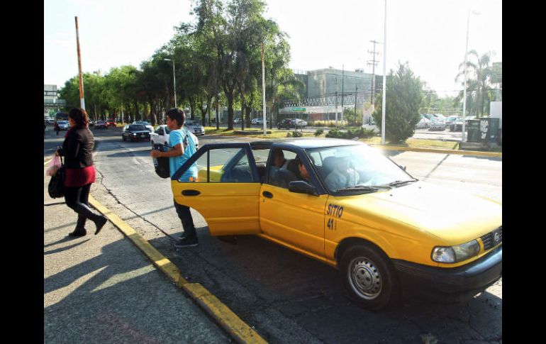 Ciudadanos utilizan el 'taxi colectivo'  por la falta de transporte público en distintos puntos de la ZMG. EL INFORMADOR / E. Barrera