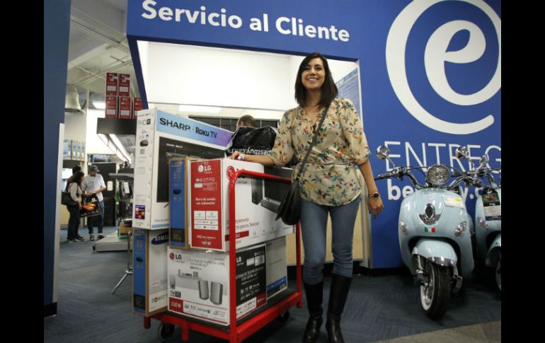 Paulina Talancón compró los artículos electrónicos que regalarán en la posada de su trabajo. EL INFORMADOR / P. Franco