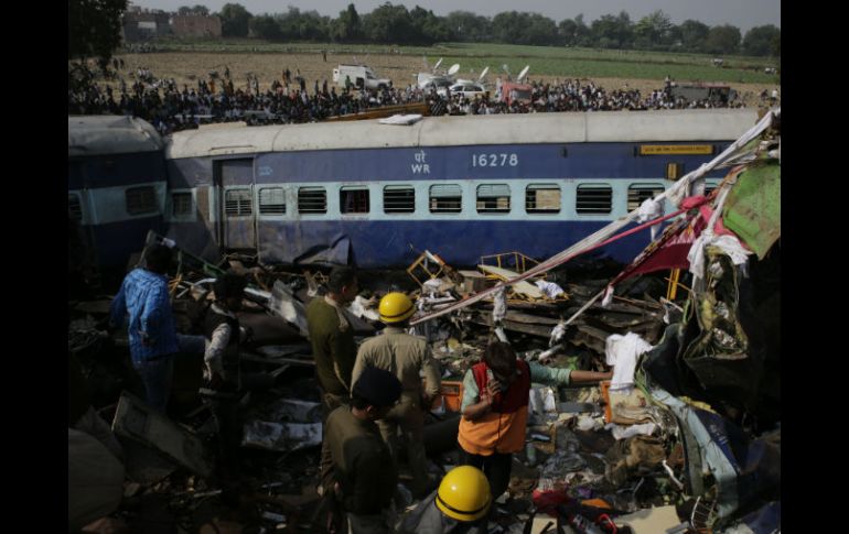 Las operaciones de rescate continuaban para tratar de hallar sobrevivientes o cuerpos entre la carcasa del tren. AP / R. Kumar