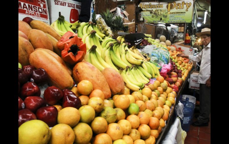 Los alimentos ricos en fibra, tales como verduras, frutas y granos enteros ayudan a mejorar la salud en los intestinos. EL INFORMADOR / ARCHIVO