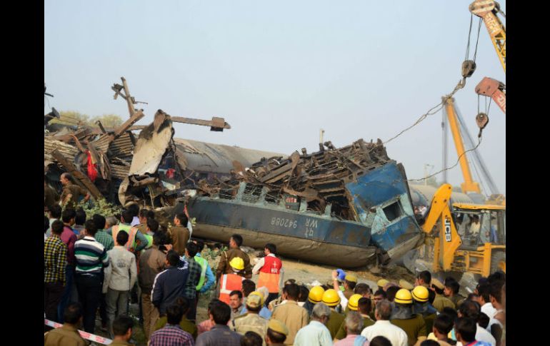 Se espera que la cifra de fallecidos aumente, debido a que los rescatistas aún no habían tenido acceso a uno de los 14 vagones. AFP / S. Kanojia
