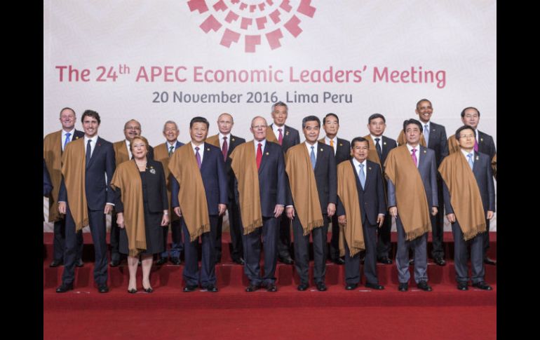 Los líderes que participan en el Foro Económico Asia Pacífico posan para la fotografía oficial del encuentro. NTX /