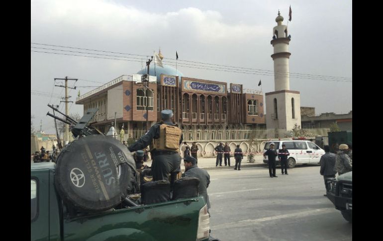 Agentes de seguridad hacen guardia ante la mezquita chiíta Baqir-ul-Olom, donde ocurrió el ataque. EFE / J. Jalali