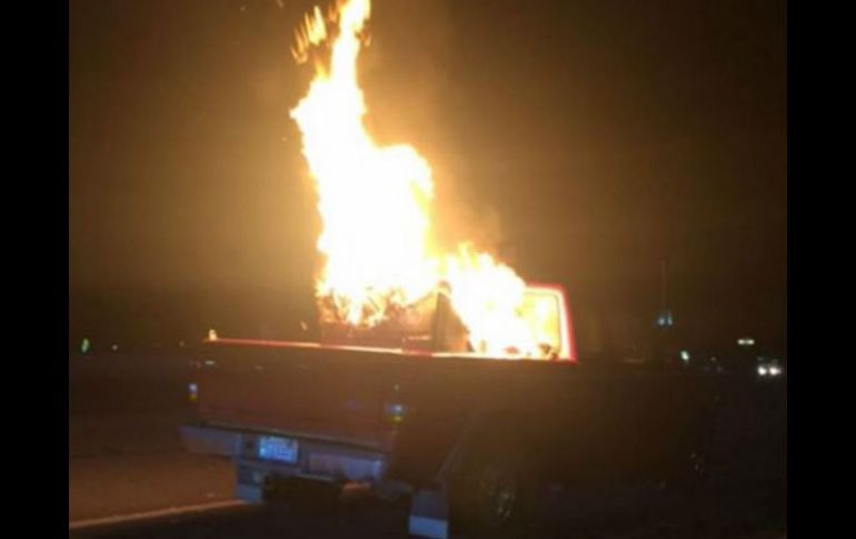 La pareja llevaba el juguete en su camioneta camino a Bellingham, Washington, cuando éste estalló en llamas. ESPECIAL / http://www.nbcnews.com