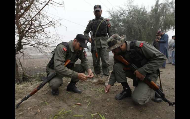 Soldados de la Policía Paramilitar Fronteriza (PC) inspeccionan el sitio de la explosión. EFE / BILAWALARBAB