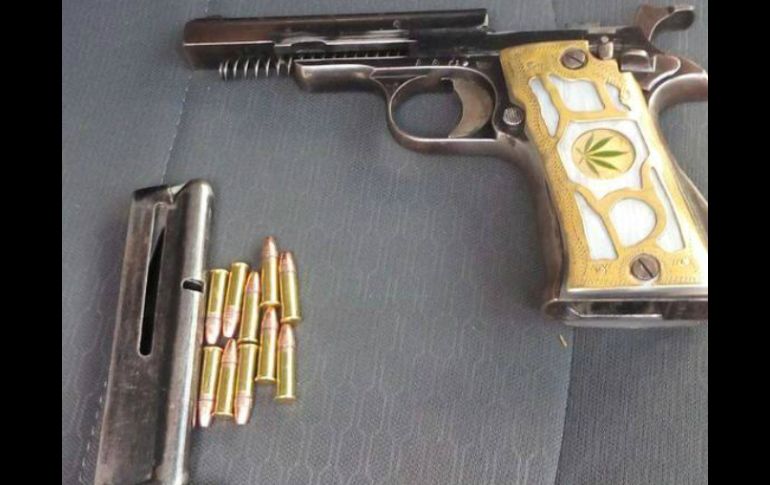 Al momento de revisarlo, elementos encontraron la pistola de calibre 22 con 10 cartuchos. ESPECIAL / Policía de Guadalajara