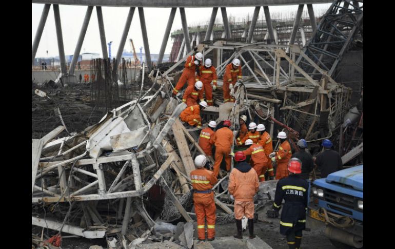 Ambulancias, bomberos y equipos de socorro se desplazaron al lugar del accidente poco después de recibir el aviso. AP / W. Xiang