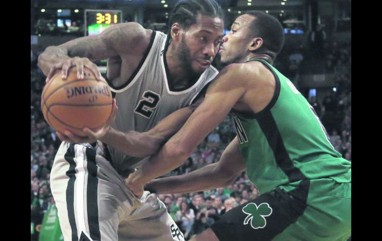Boston. Kawhi Leonard (#2), de San Antonio Spurs, disputa el balón con Avery Bradley, de los Celtics. AP /