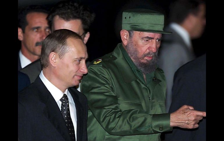 Foto de archivo que muestra a Fidel Castro (d), junto a Vladimir Putin (i), en el aeropuerto de José Marti en La Habana. EFE / ARCHIVO