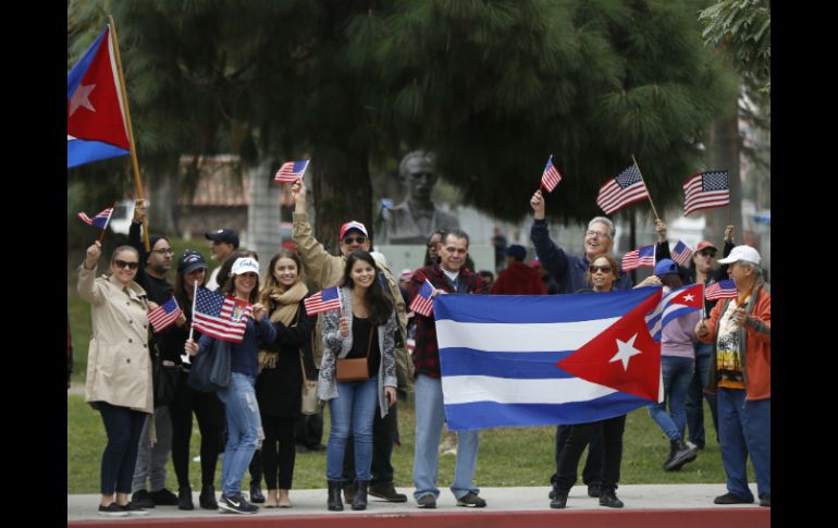 Cubanos en EU celebraron la muerte de Fidel Castro. AP / D. Dovarganes