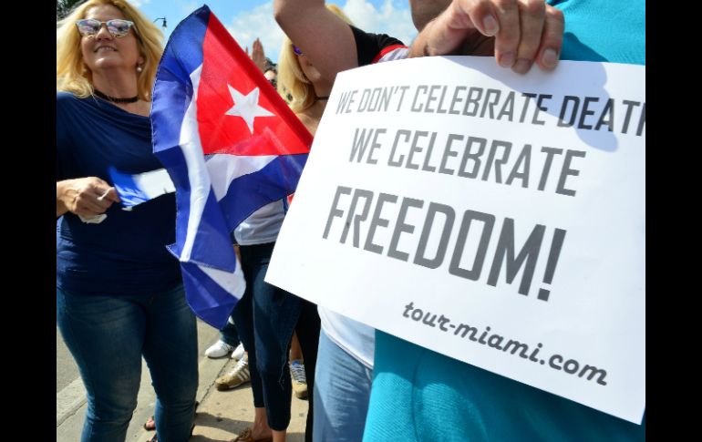 Miles de cubanos exiliados se lanzaron a las calles durante casi 24 horas para celebrar la muerte del que llaman 'un dictador'. EFE / G. Viera
