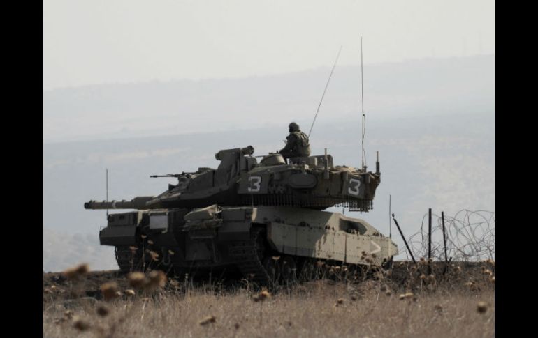 Fuerzas israelíes patrullan la zona de los Altos del Golán luego de los ataques. AFP / J. Marey