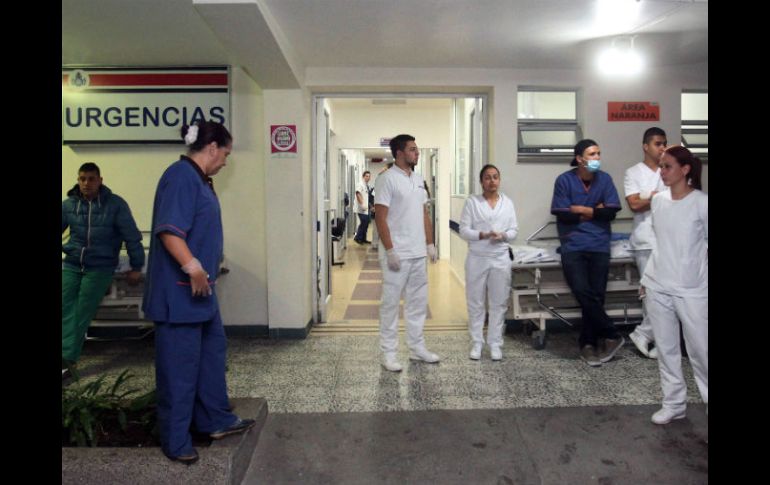 Personal de la Clínica San Juan de Dios, en La Ceja, esperan la llegada de heridos tras el accidente aéreo. EFE / E. Noriega