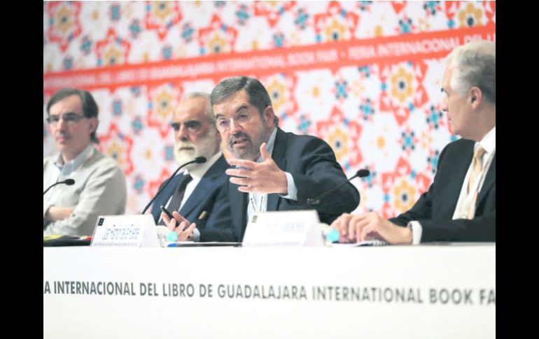 Opiniones. Diego Fernández de Cevallos y Juan Ramón de la Fuente durante el debate en la FIL. SUN /